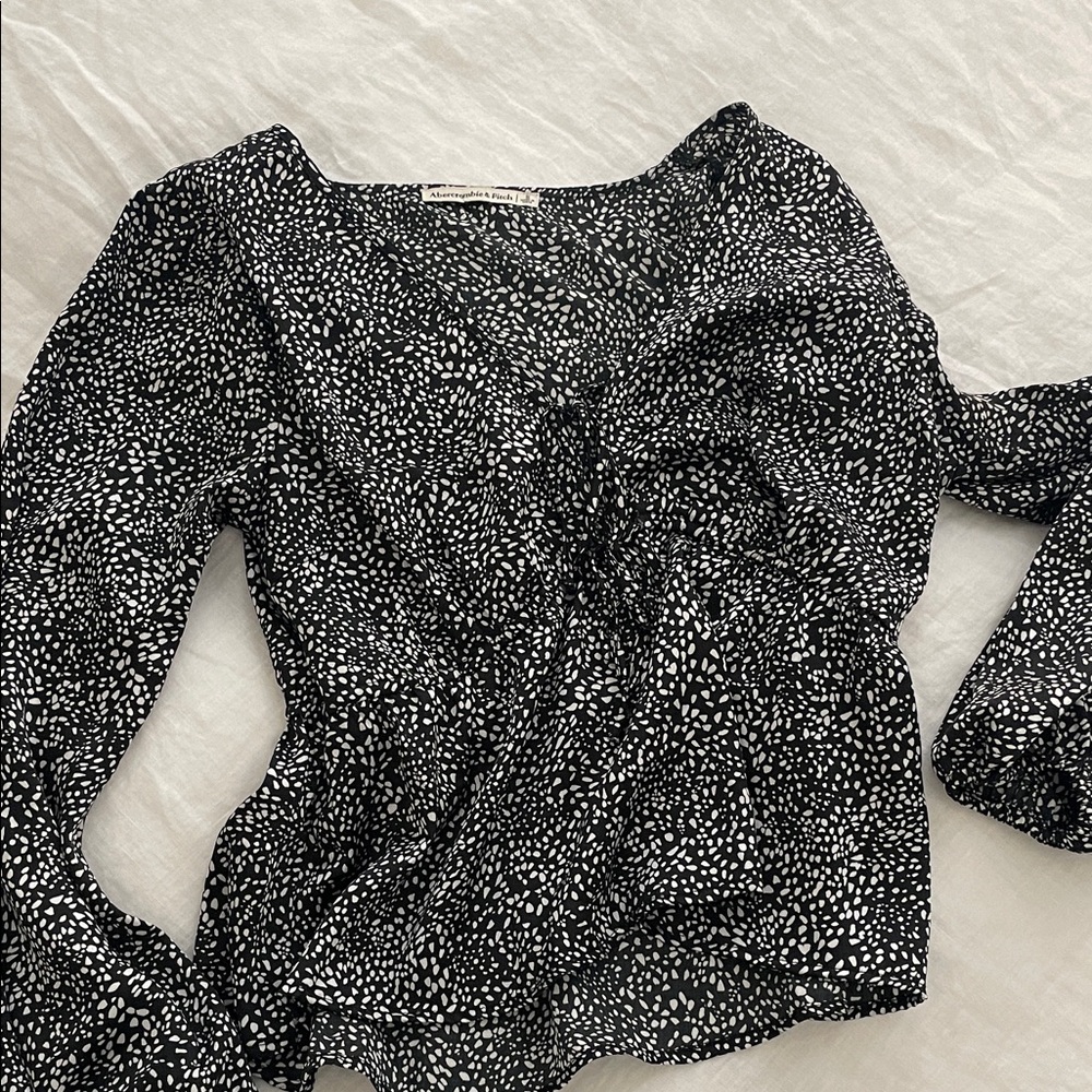 Abercrombie & Fitch Black and White Pebble Print Long-Sleeve Peplum Top